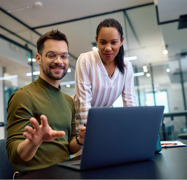 imagem de pessoas ao trabalho